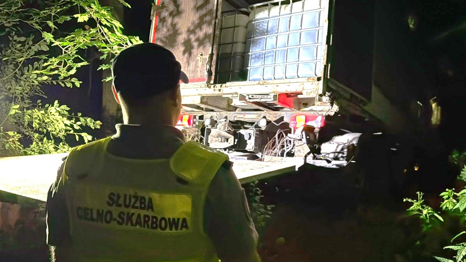 Pościg ulicami Czerniewic. Kierowca ciężarówki zwiał służbom do lasu