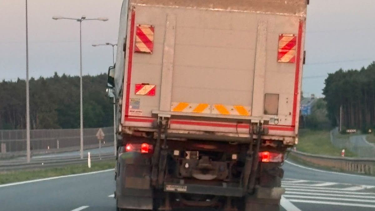 Pościg ulicami Czerniewic. Kierowca ciężarówki zwiał służbom do lasu