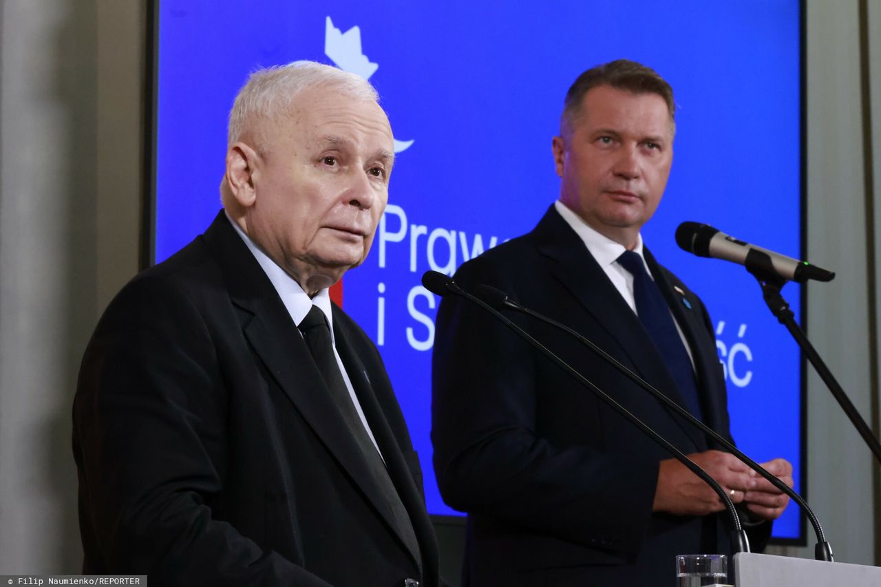 Politycy PiS przyszli z rulonami. "101 afer KO"