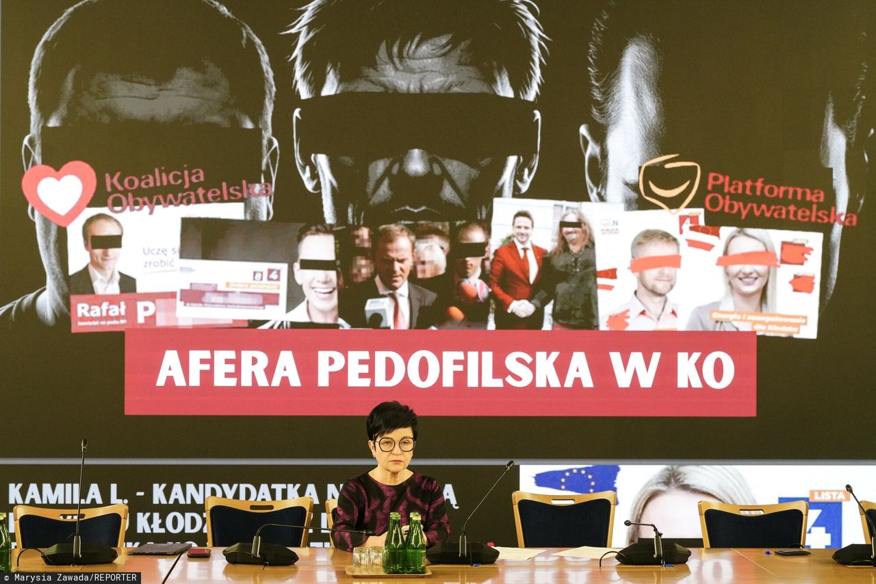 Politycy PiS przyszli z rulonami. "101 afer KO"