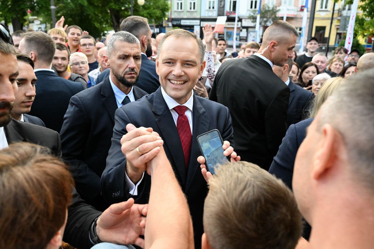 "Szokująca decyzja". Tusk komentuje ruch Nawrockiego