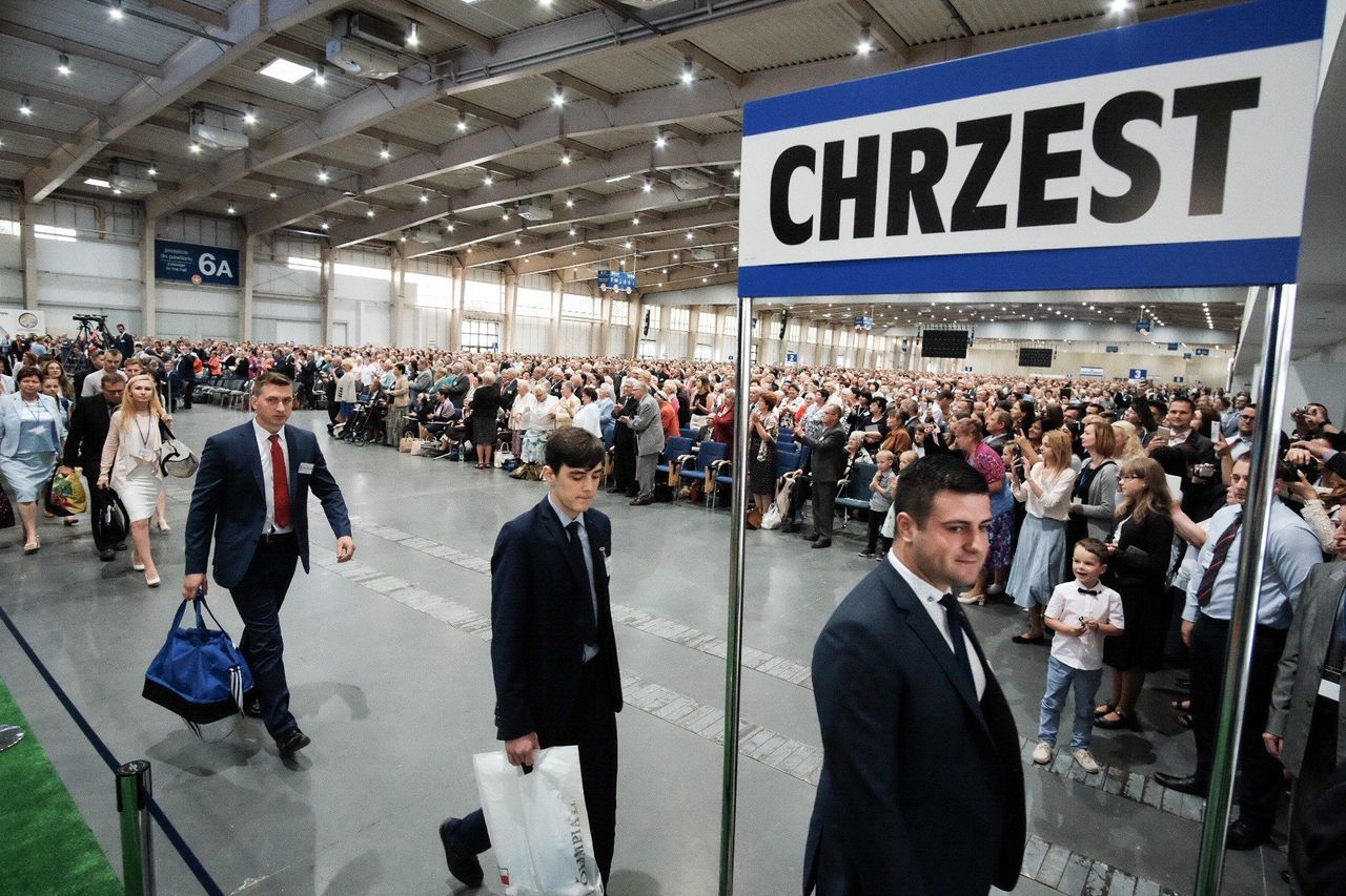 Tysiące Świadków Jehowy w Polsce. Delegaci z ponad 20 krajów