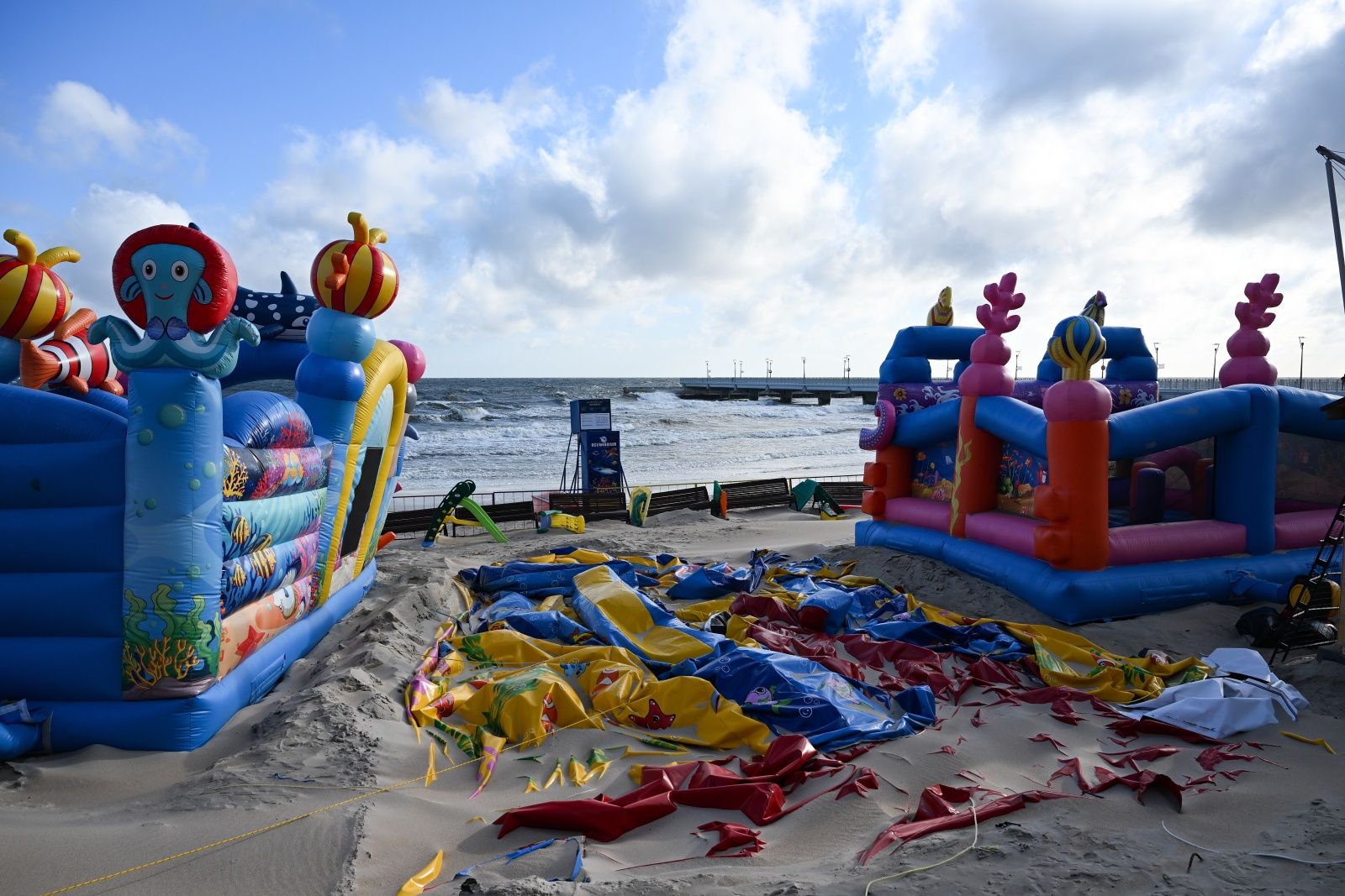 Wybrzeże walczy z uderzeniem żywiołu. Tak wyglądają plaże