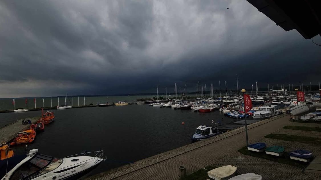 Wybrzeże walczy z uderzeniem żywiołu. Tak wyglądają plaże