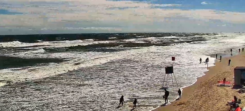 Wybrzeże walczy z uderzeniem żywiołu. Tak wyglądają plaże