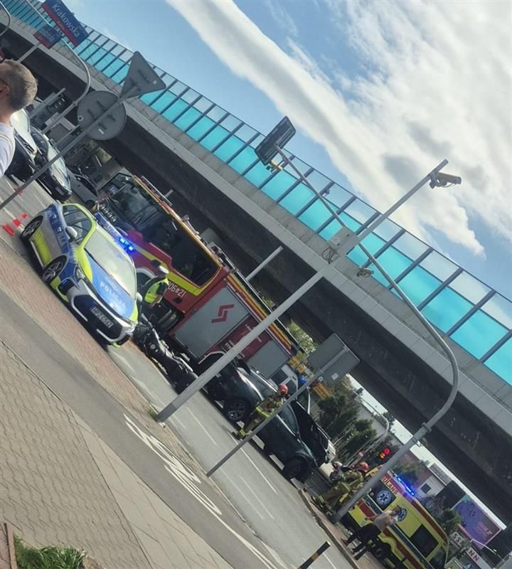 Wypadek na rondzie w Warszawie. Motocyklista zderzył się z samochodem