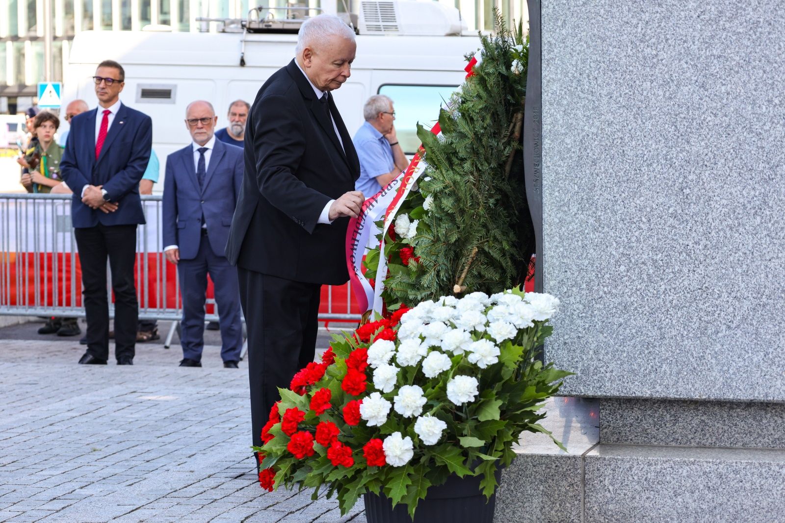 Awantura na miesięcznicy. Kaczyński: wrzaski lumpenproletariatu