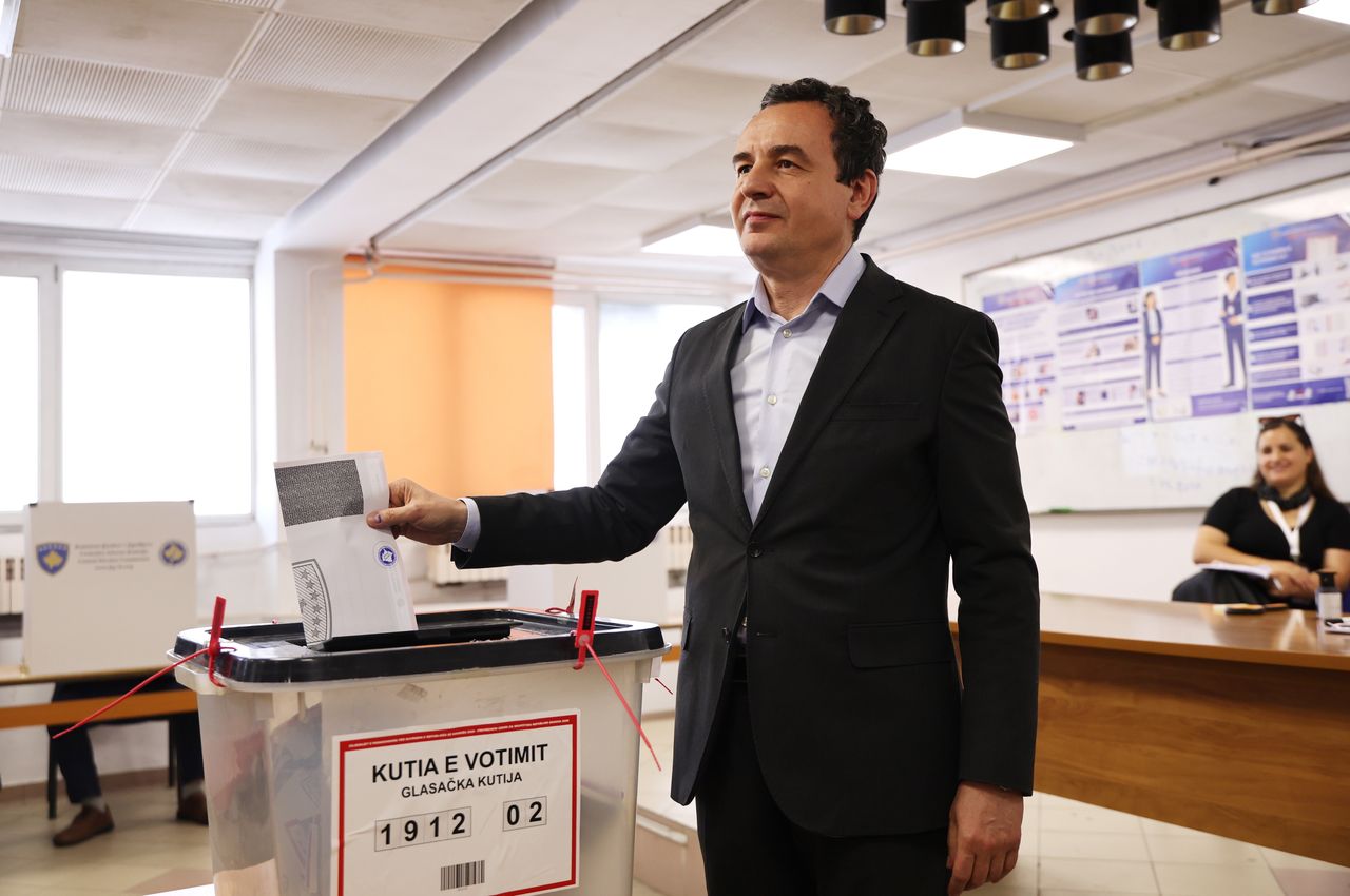 Awantura w parlamencie Kosowa. Premier Albin Kurti obrzucony jajkami