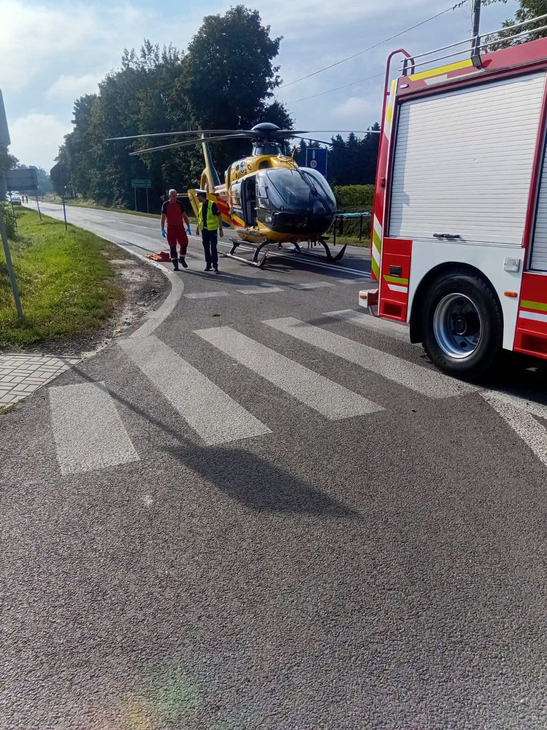 Bus zderzył się z osobówką i przewrócił na bok. Jest wielu rannych