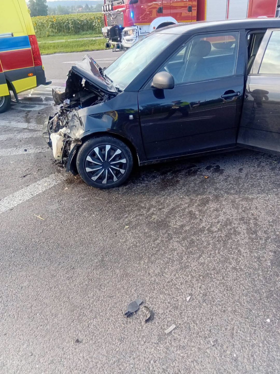 Bus zderzył się z osobówką i przewrócił na bok. Jest wielu rannych