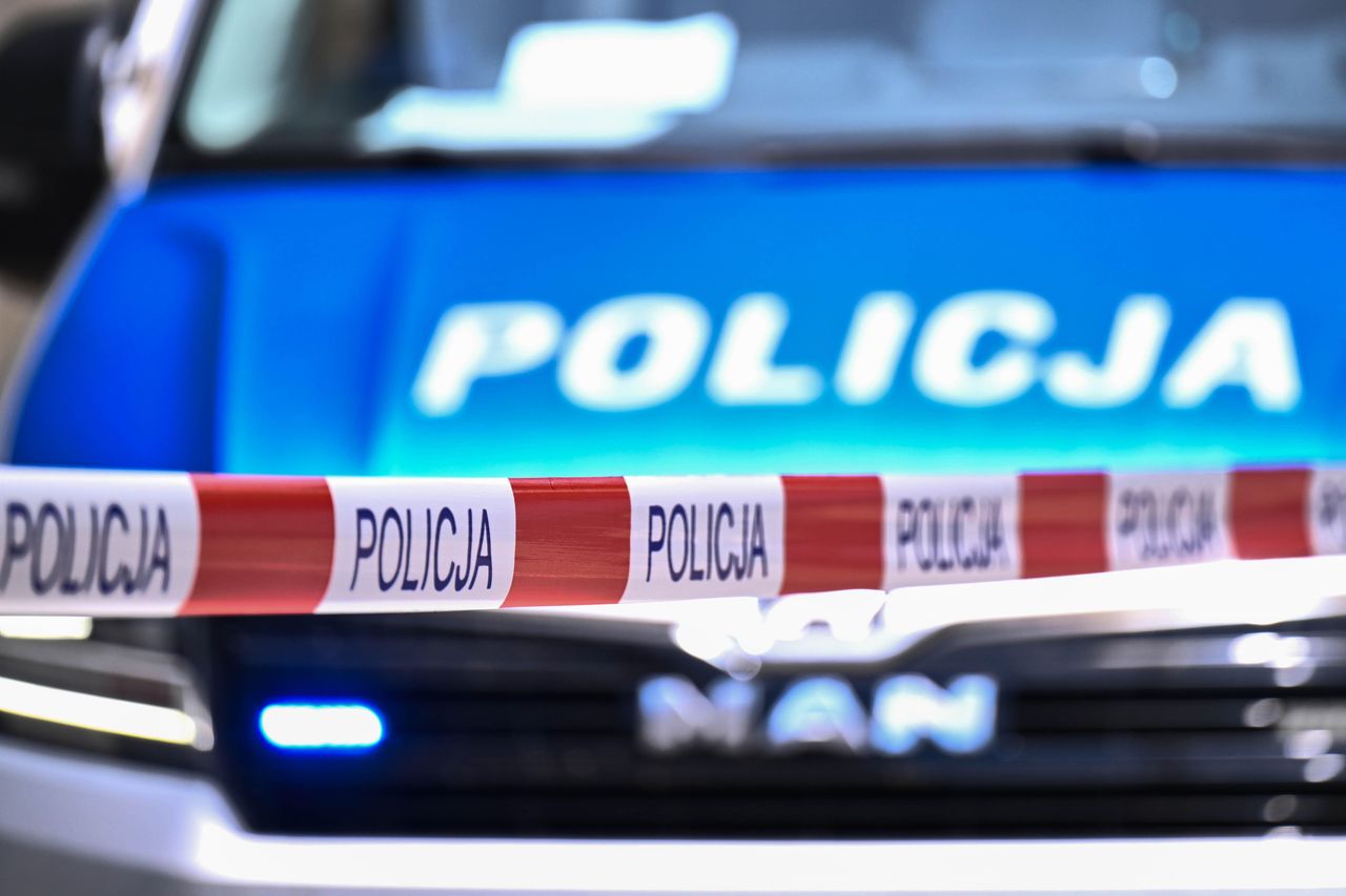 Ciało przed blokiem, napastnik z maczetą. Dramatyczna interwencja policji
