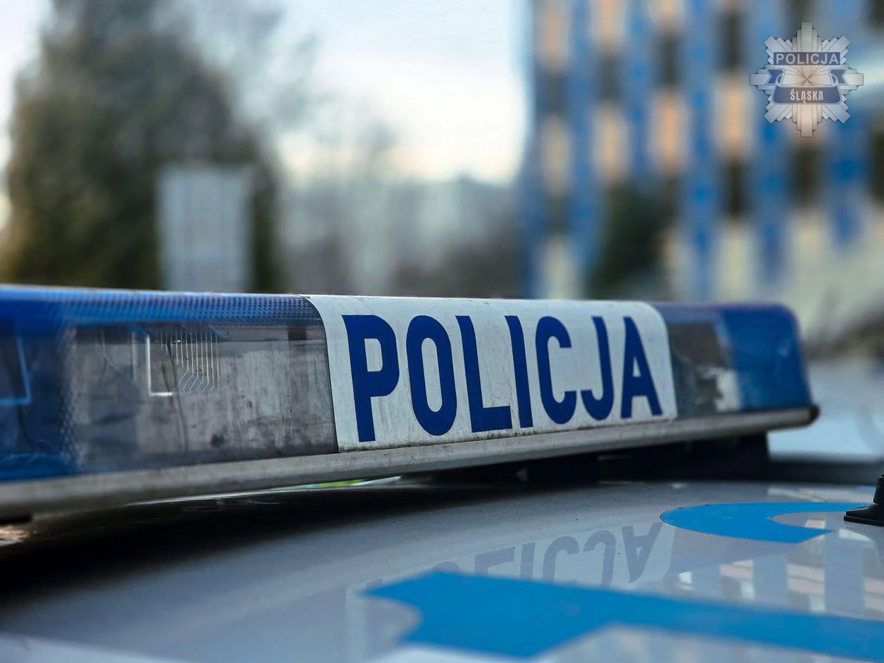 Ciało przed blokiem, napastnik z maczetą. Dramatyczna interwencja policji