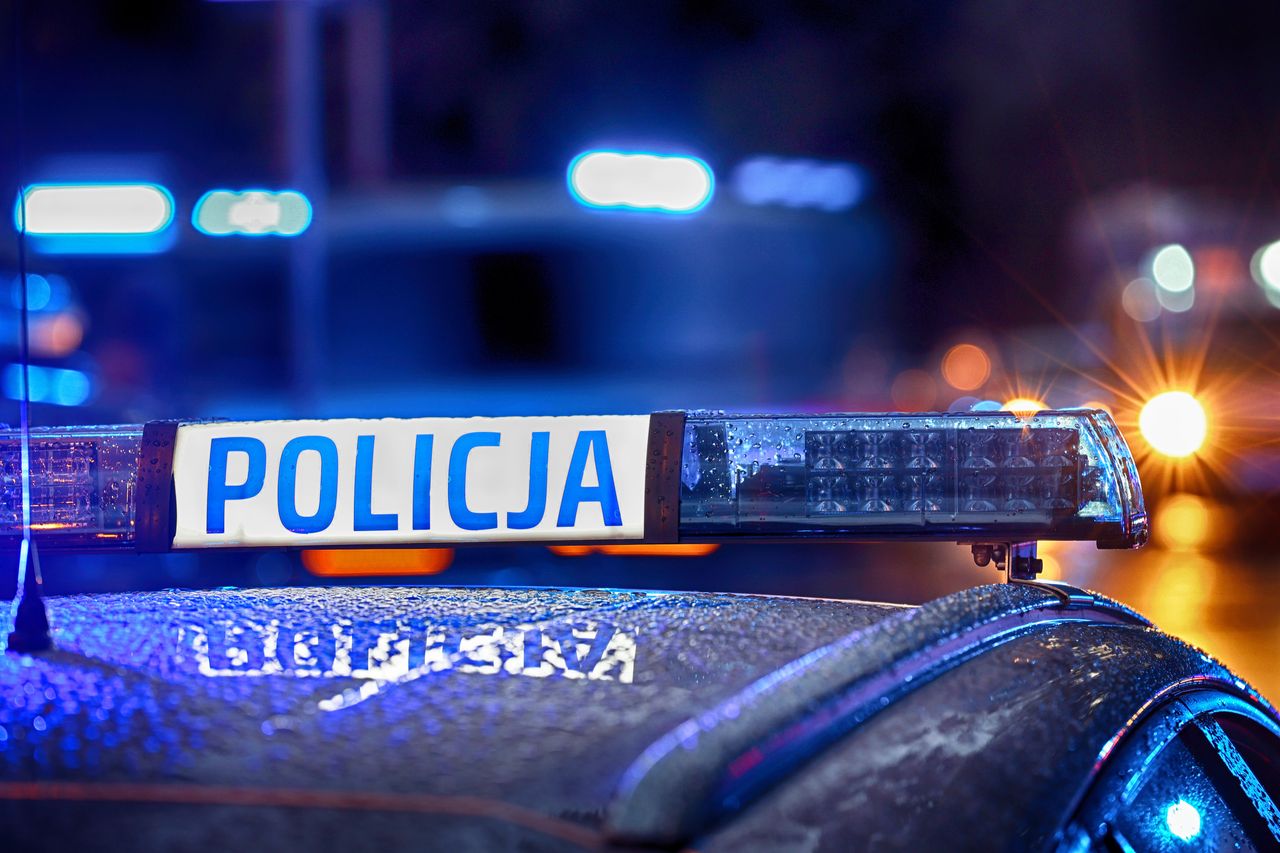Ciało przed blokiem, napastnik z maczetą. Dramatyczna interwencja policji