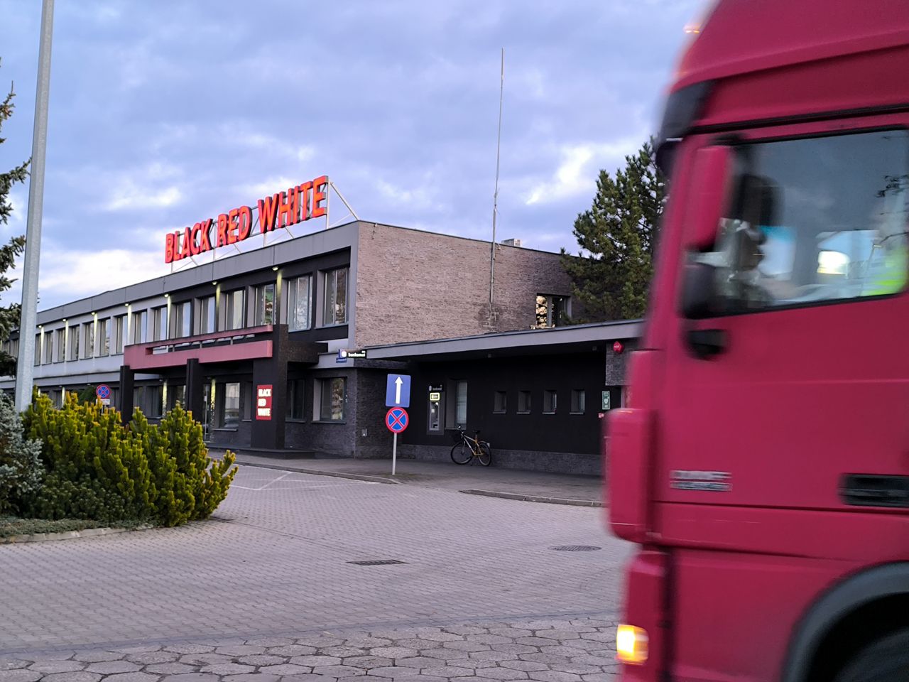 Drukowali mapy dla wojska i matury. Zostali bez pensji