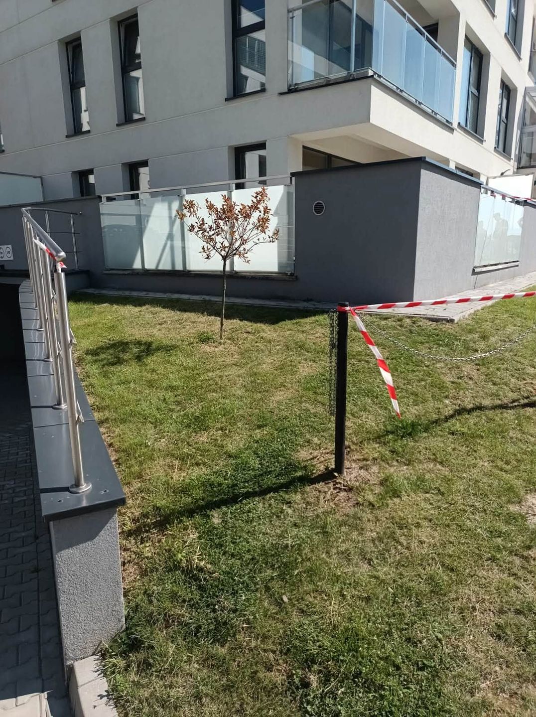Dziecko wisiało na balkonie na 5. piętrze. Sąsiedzi złapali je w koc