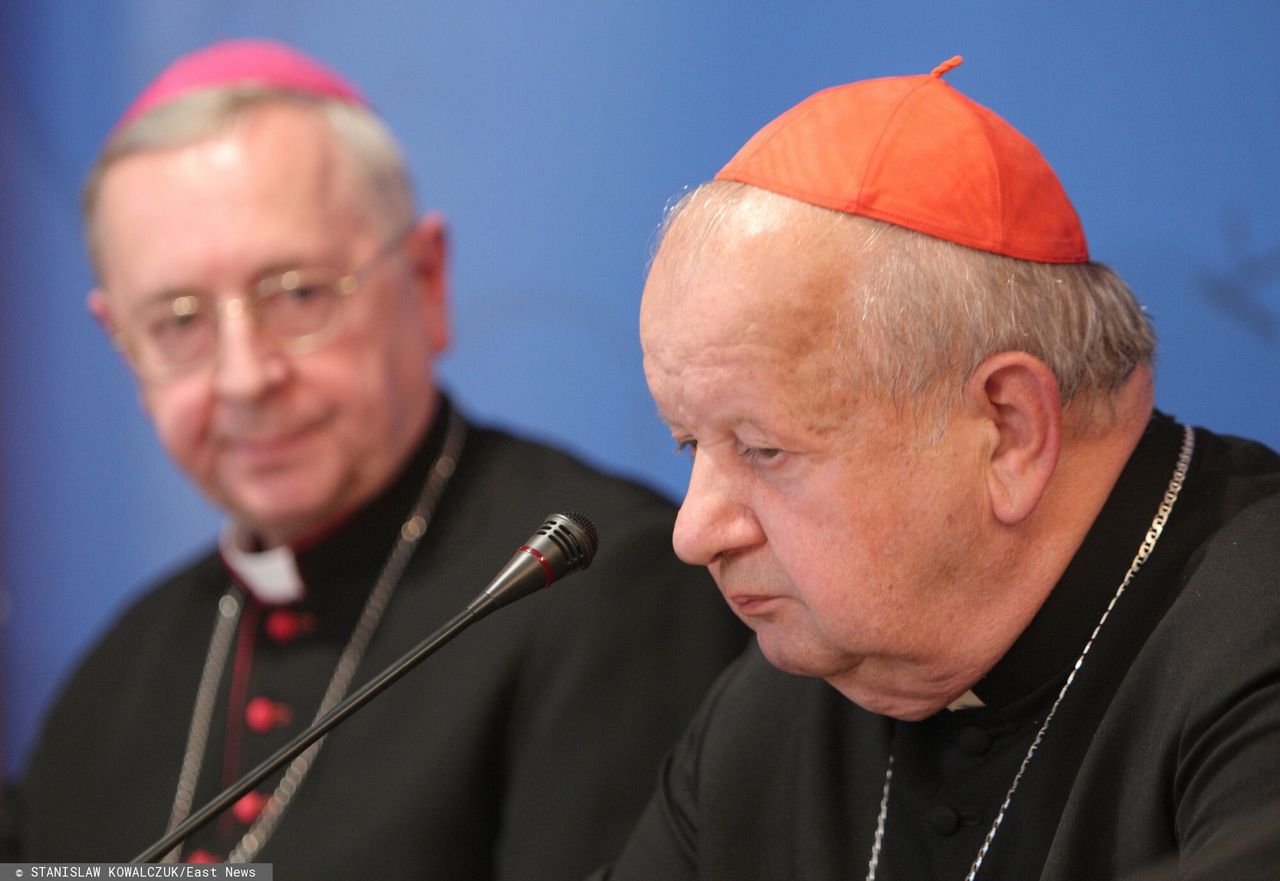 Dziwisz stawił się w sądzie. Twierdził, że nie zna sprawy
