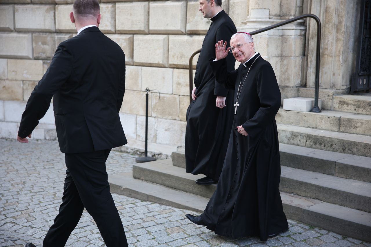 Dziwisz stawił się w sądzie. Twierdził, że nie zna sprawy