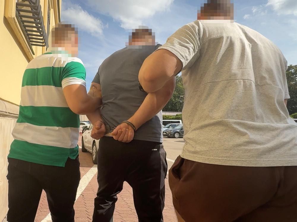 Miał zabić ojca, potem zaatakował policjantów. 20-latek z zarzutami