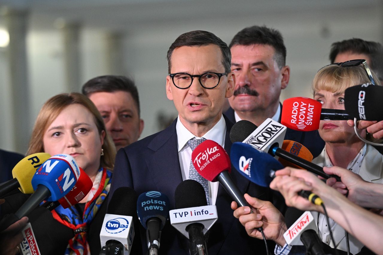Morawiecki uderza w rząd Tuska. Wymowny gest na osiedlu Jagodno