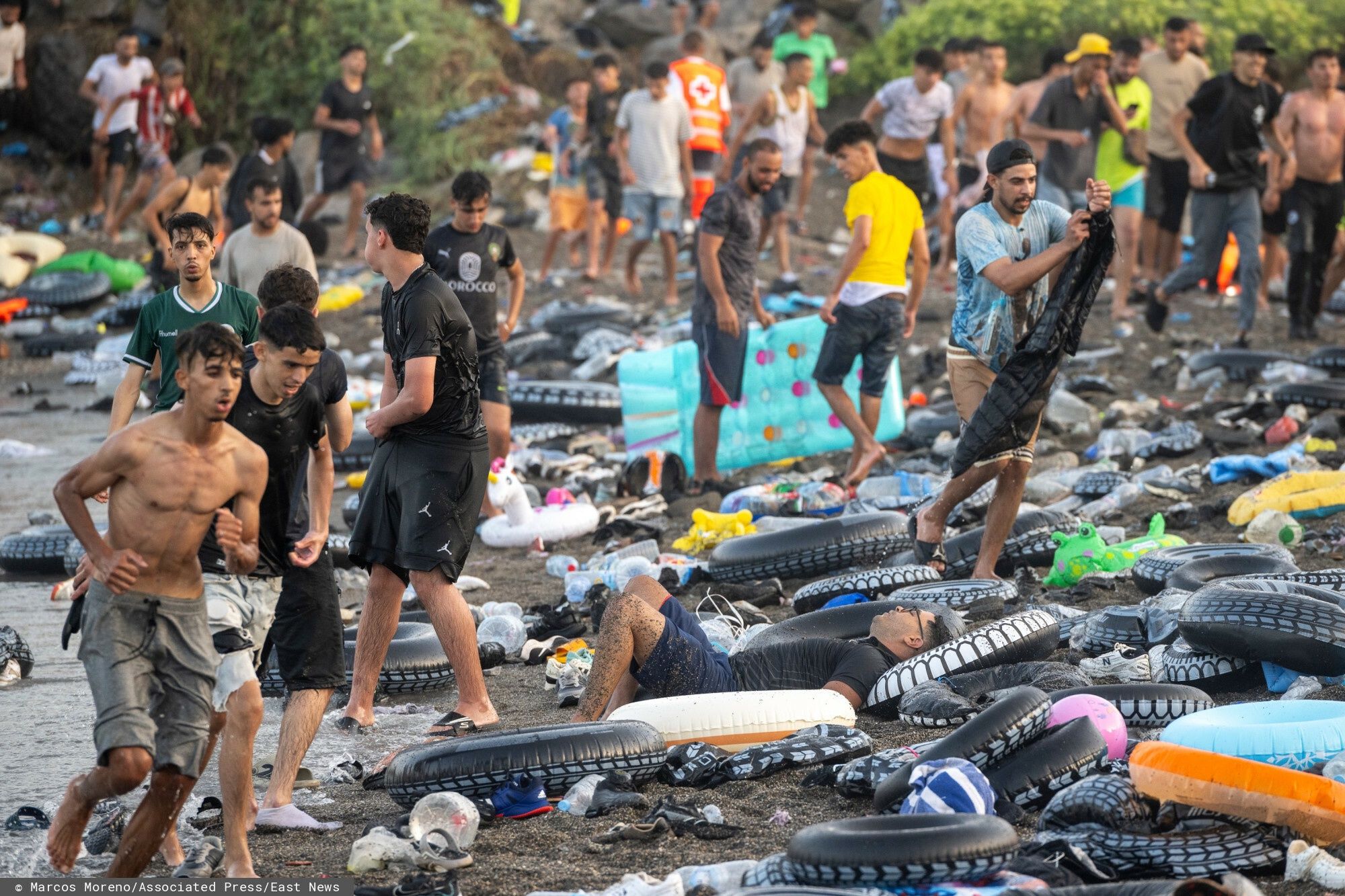 Morze dmuchanych kół na plaży w Ceucie. Wymowny symbol kryzysu
