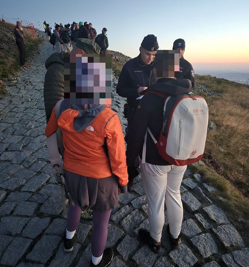 Nocny patrol policji na Śnieżce. Posypały się mandaty