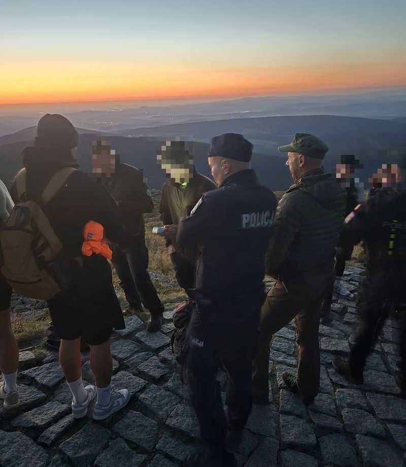 Nocny patrol policji na Śnieżce. Posypały się mandaty