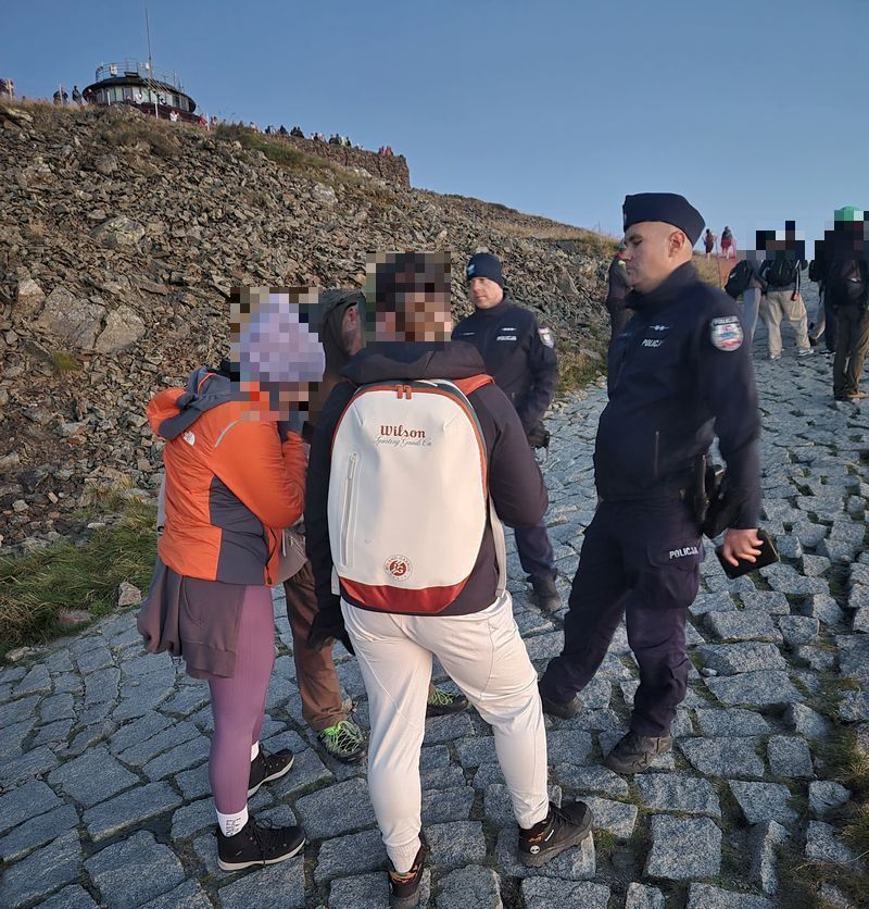 Nocny patrol policji na Śnieżce. Posypały się mandaty