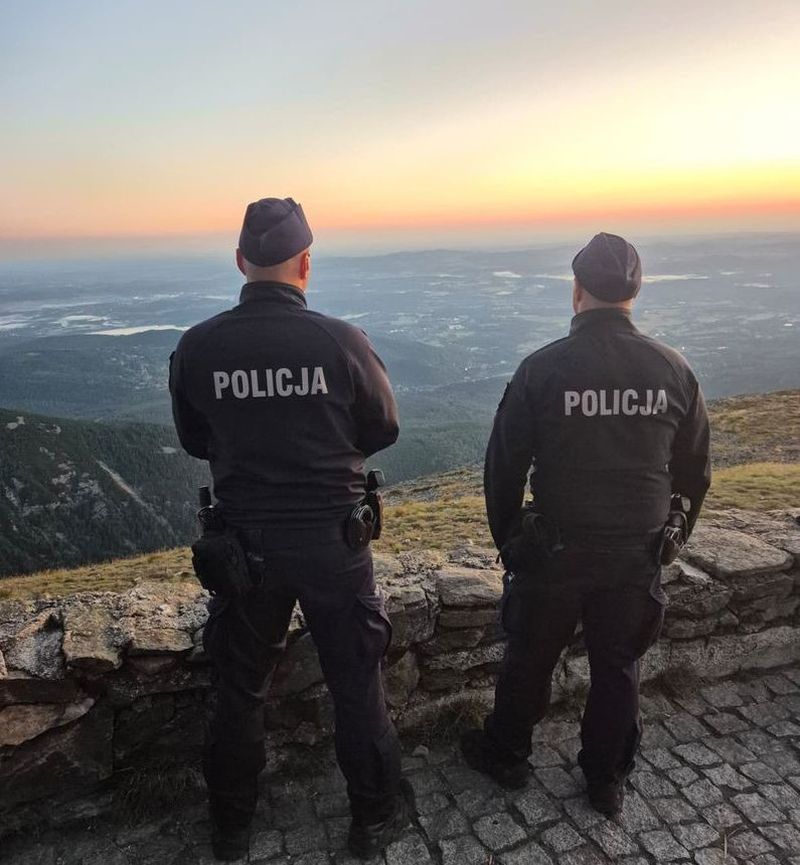 Nocny patrol policji na Śnieżce. Posypały się mandaty
