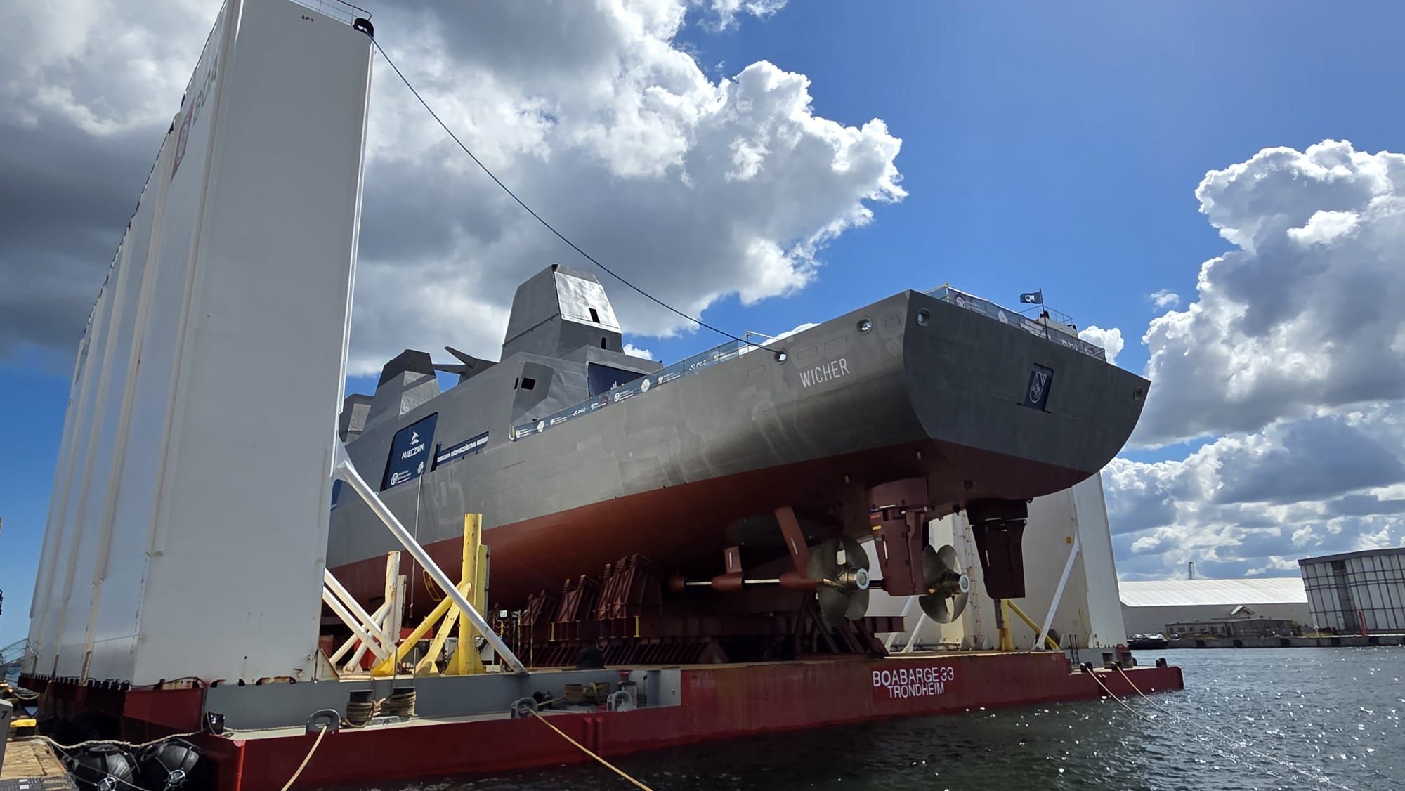 Ochrzcili go w Gdyni. Największy okręt polskiej floty i rachunek większy o miliardy
