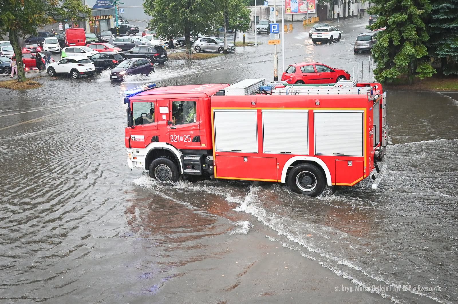 Ulewy w Rzeszowie. Zalało część szpitala, wstrzymano przyjęcia