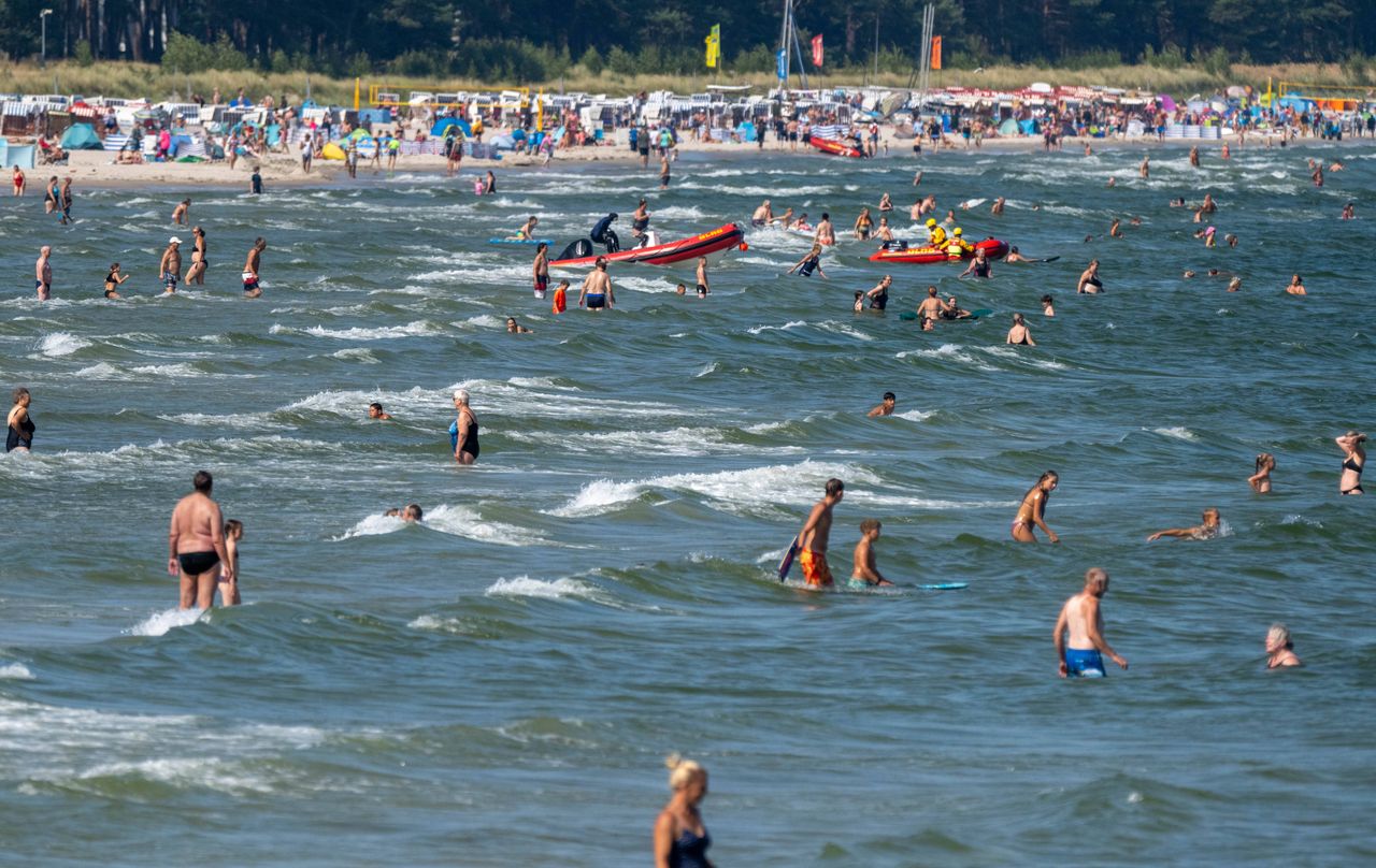 Zamknięte plaże w Europie. Służby ostrzegają przed żeglarzem portugalskim