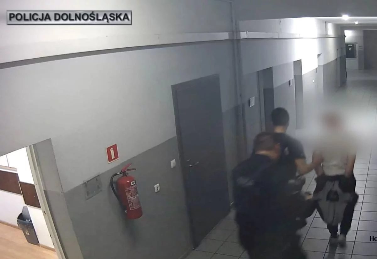 45-latek wpadł w furię. Zaatakował ratownika, a potem groził policjantowi