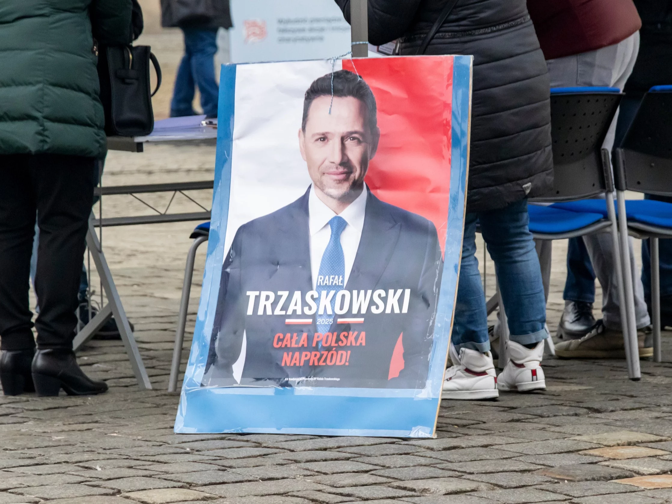 Awantura z księdzem i zniszczone groby. To „kara” z banery z Trzaskowskim