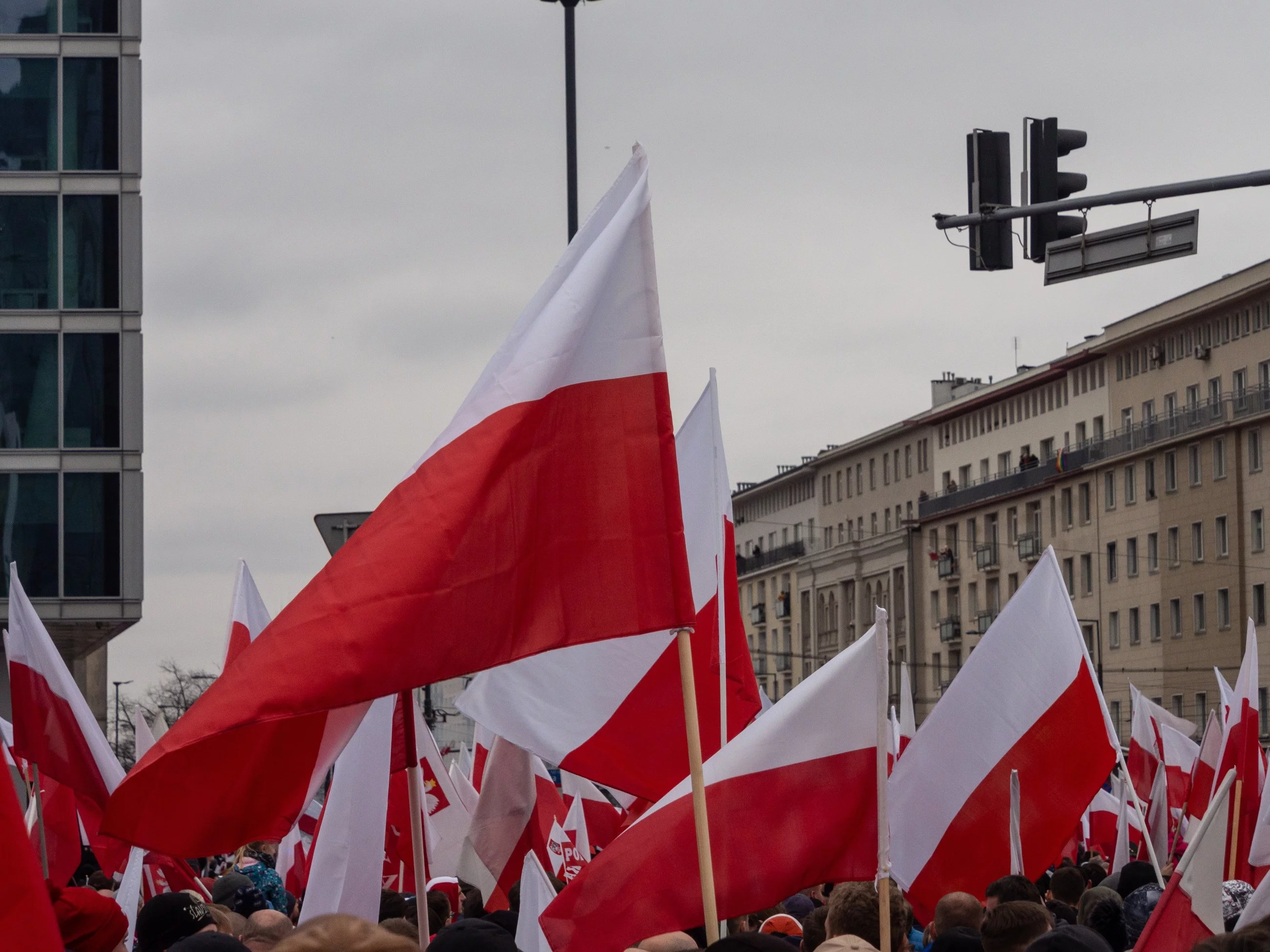Czym dla Polaków jest patriotyzm? Wieszanie flagi poza pierwszą trójką