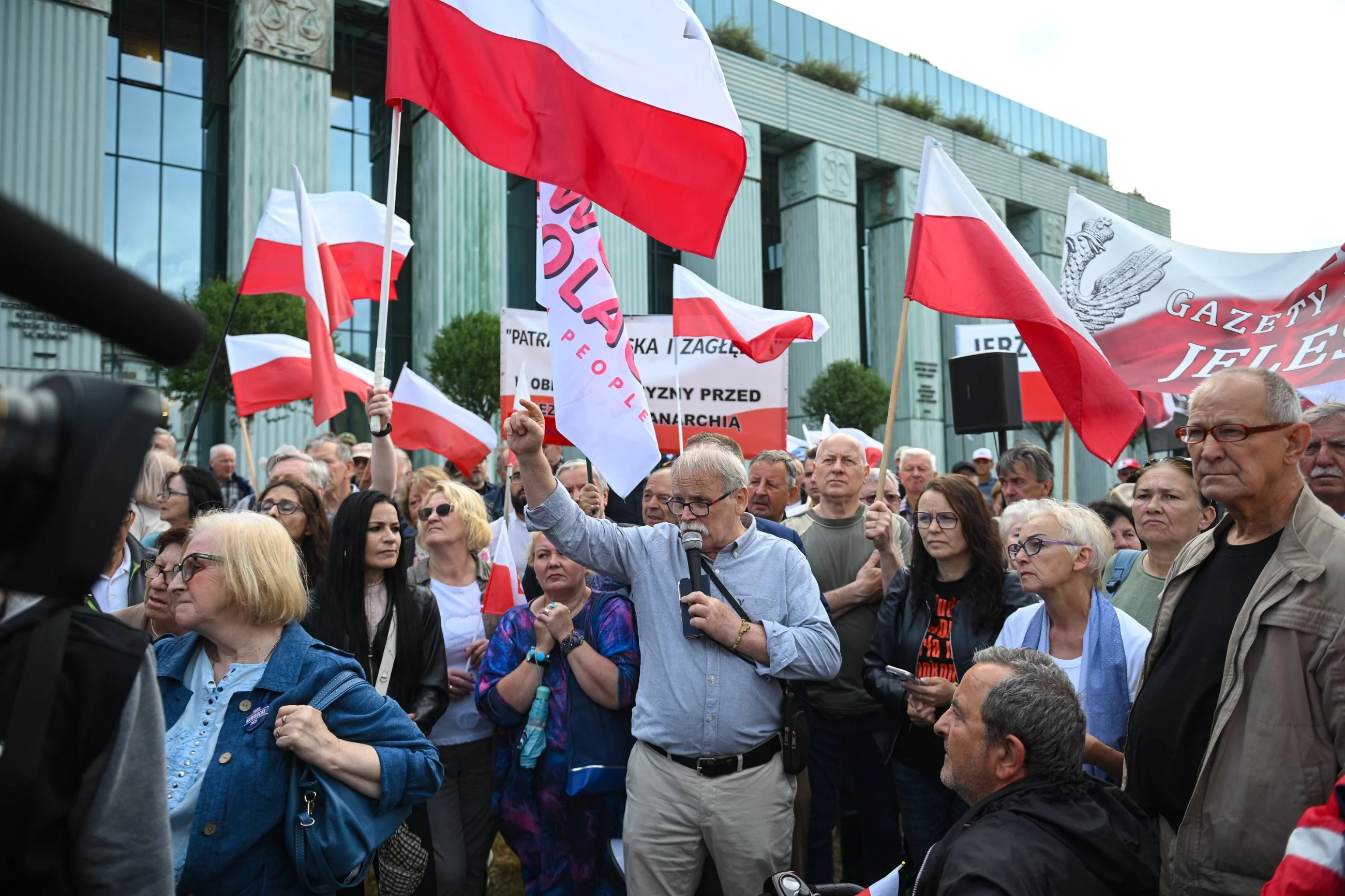 Gorąco przed Sądem Najwyższym. Na miejscu tłumy protestujących. „Chcą dokonać zamachu stanu”