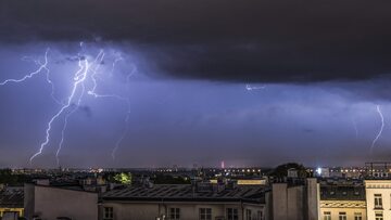 Groźna superkom&oacute;rka burzowa przeszła przez Mazowsze. Zawalił się dach hali