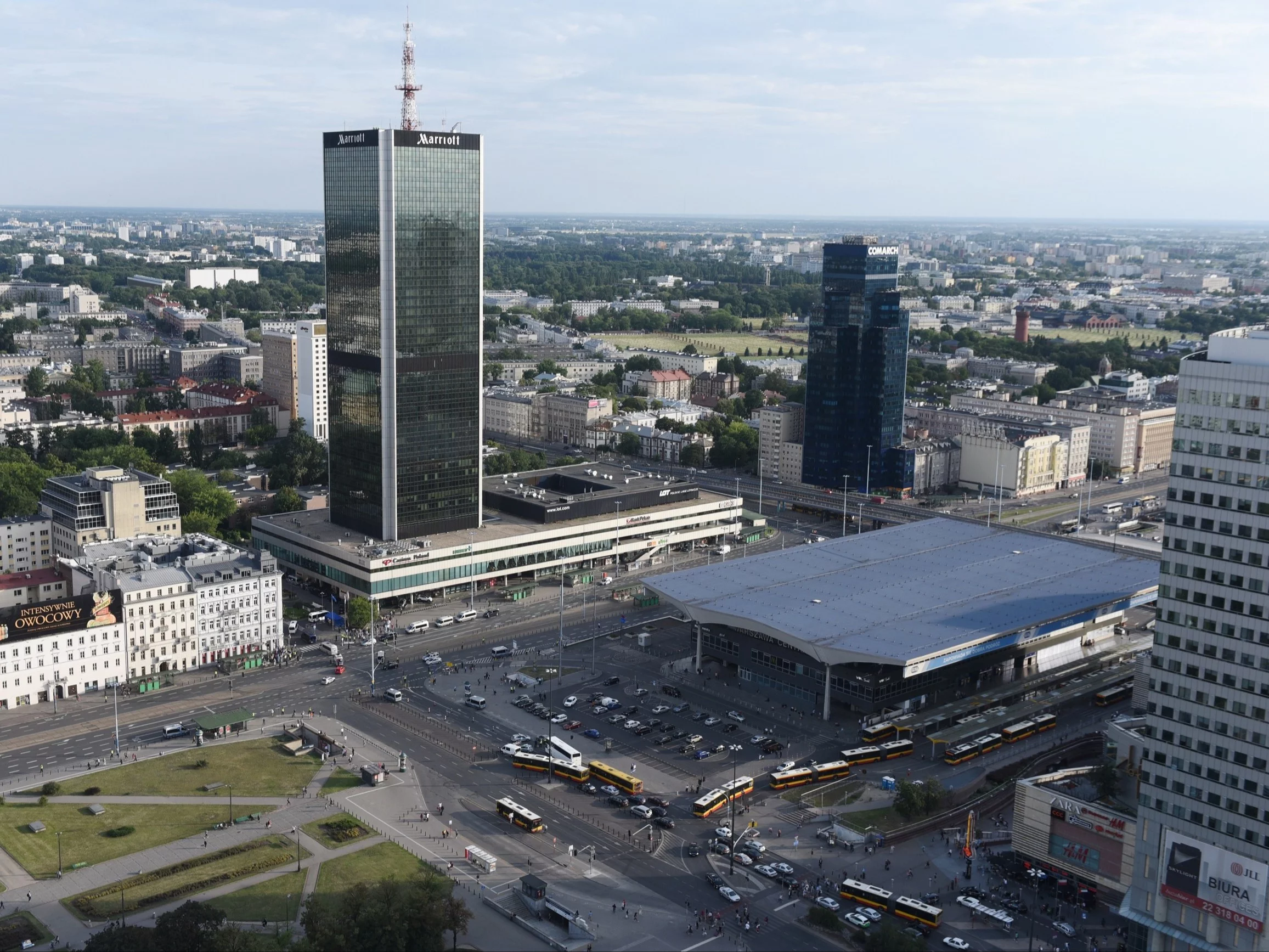 Groźna sytuacja w Warszawie. Mężczyzna wspiął się na dach wieżowca przy Dworcu Centralnym