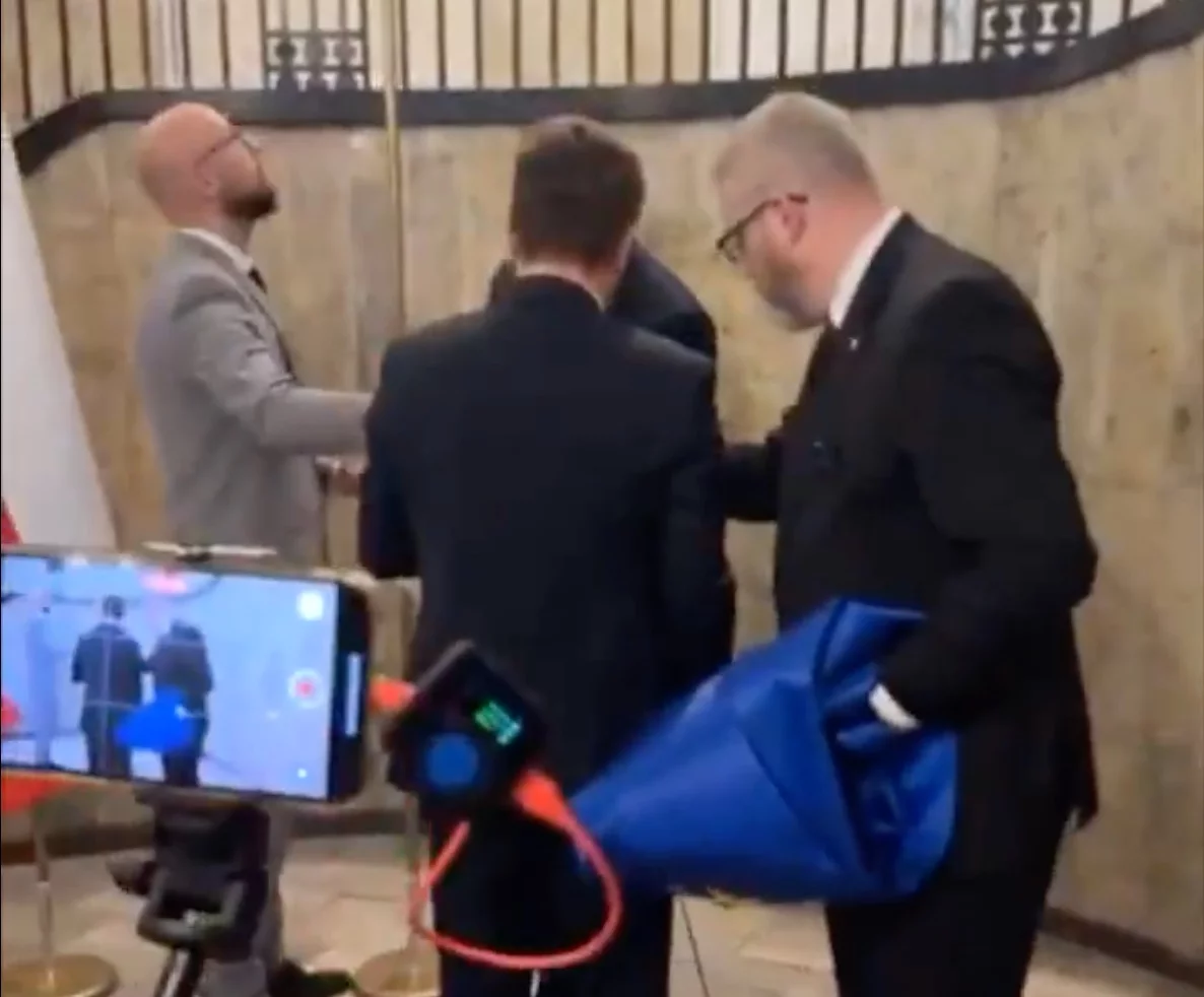 Grzegorz Braun podeptał flagę UE. Tego samego dnia stracił immunitet europosła