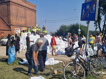 Mieszkańcom Oławy uda się ochronić miasto? „Pracują już od trzech dni”