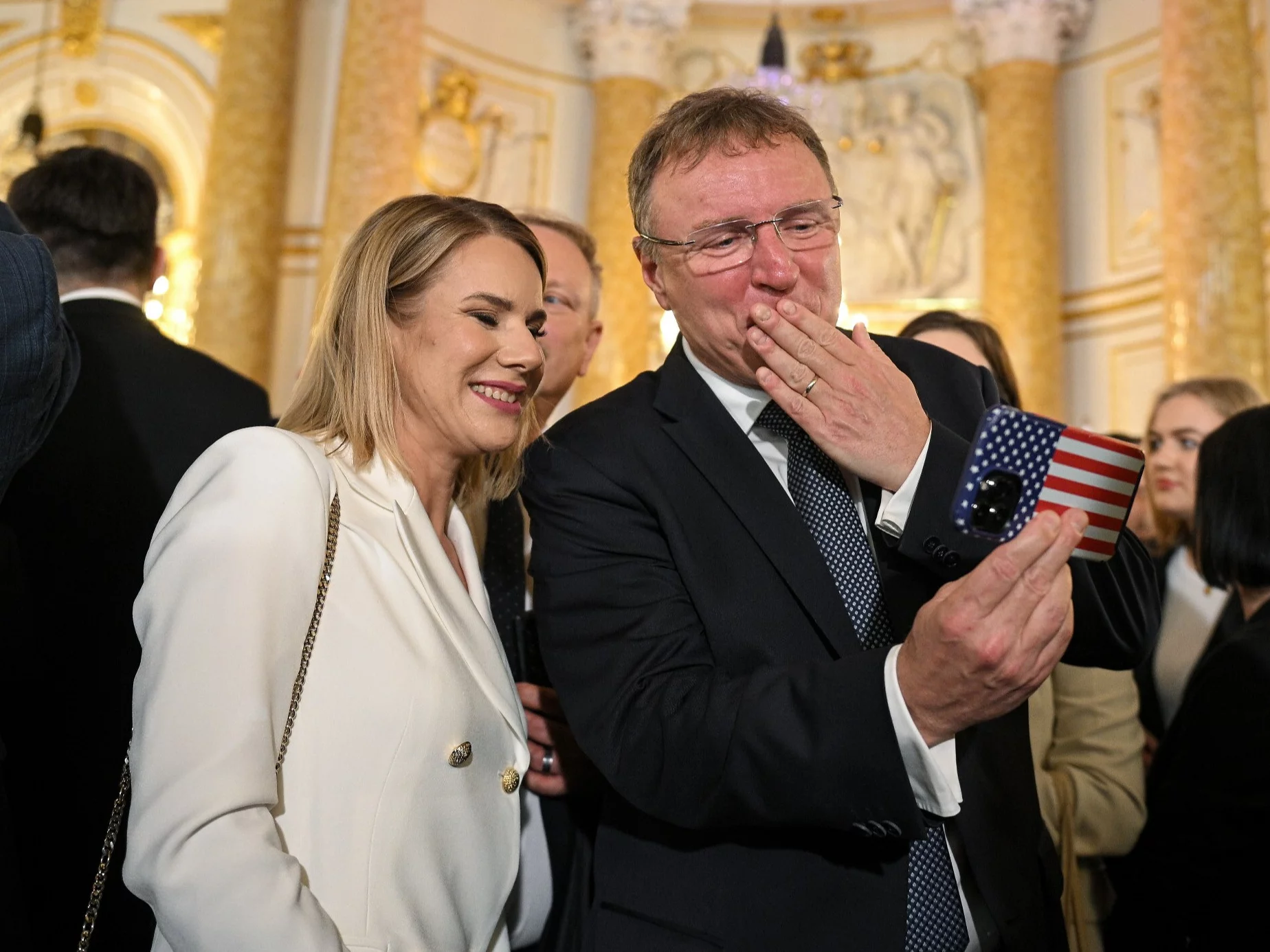 Niespodzianka na Zamku Królewskim. Uściski i wspólne zdjęcia Marty Nawrockiej i Jacka Kurskiego
