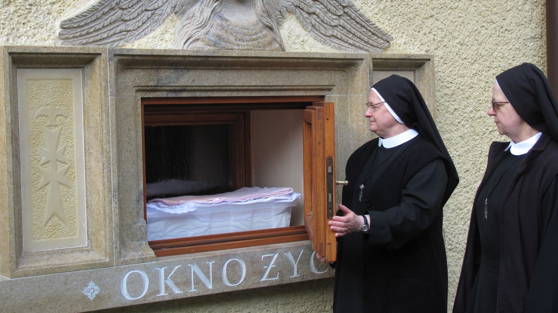 Roczną Sarę zostawiono w&nbsp;oknie życia. Rodzice wplątani w&nbsp;kryminalną aferę