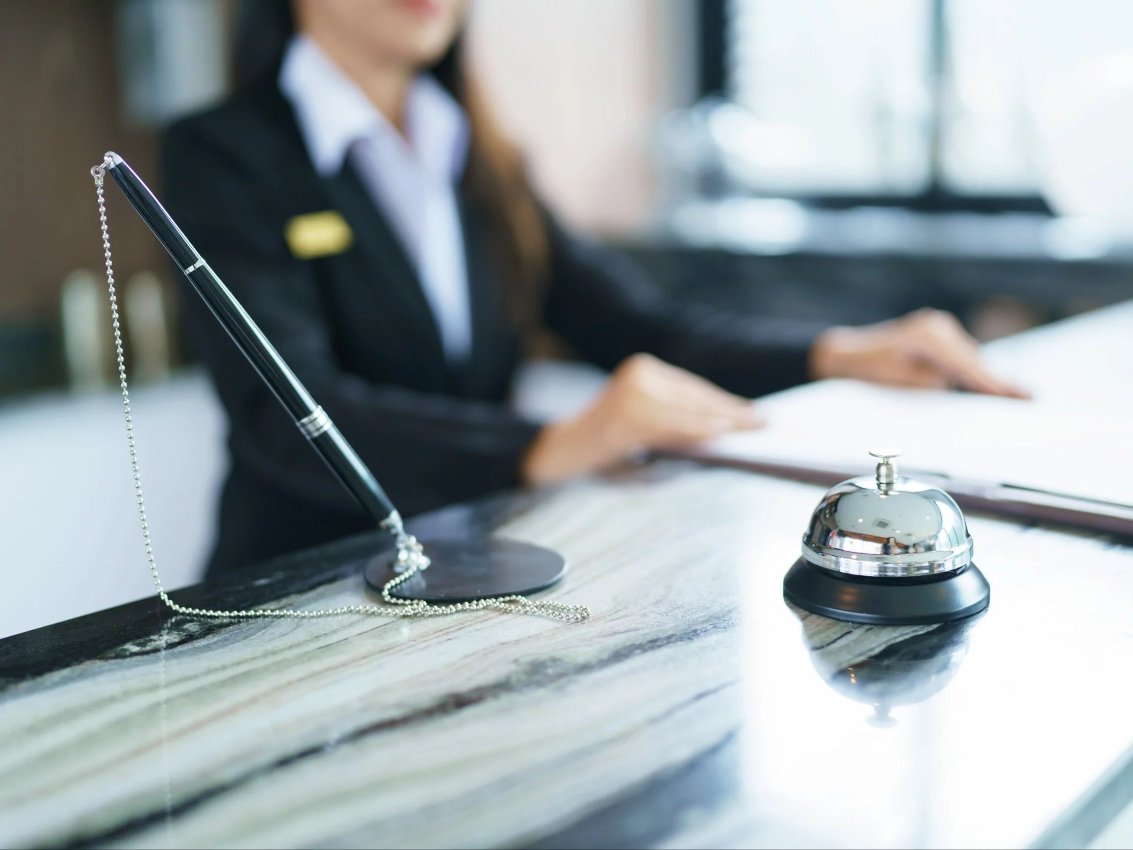 Zamknął psa w hotelowym pokoju i zniknął. W holu porzucił torbę wypchaną banknotami